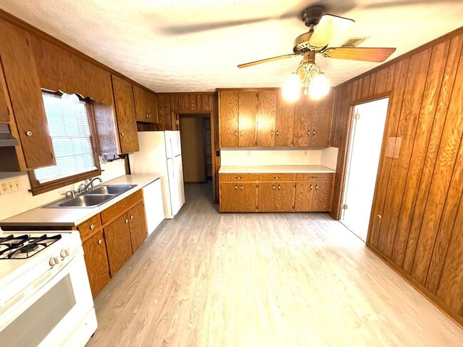 Building Photo - ** 3 bed 2 bath located off Vaughn Road ** Call 334-366-9198 to schedule a self tour