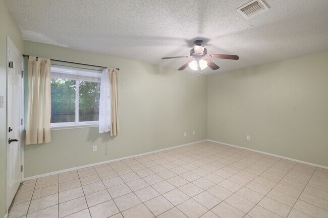 Building Photo - Freshly Renovated! Great Location! Such a sweet home