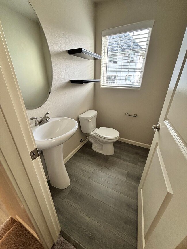 Building Photo - River Terrace townhome $500.00 off first month of rent!