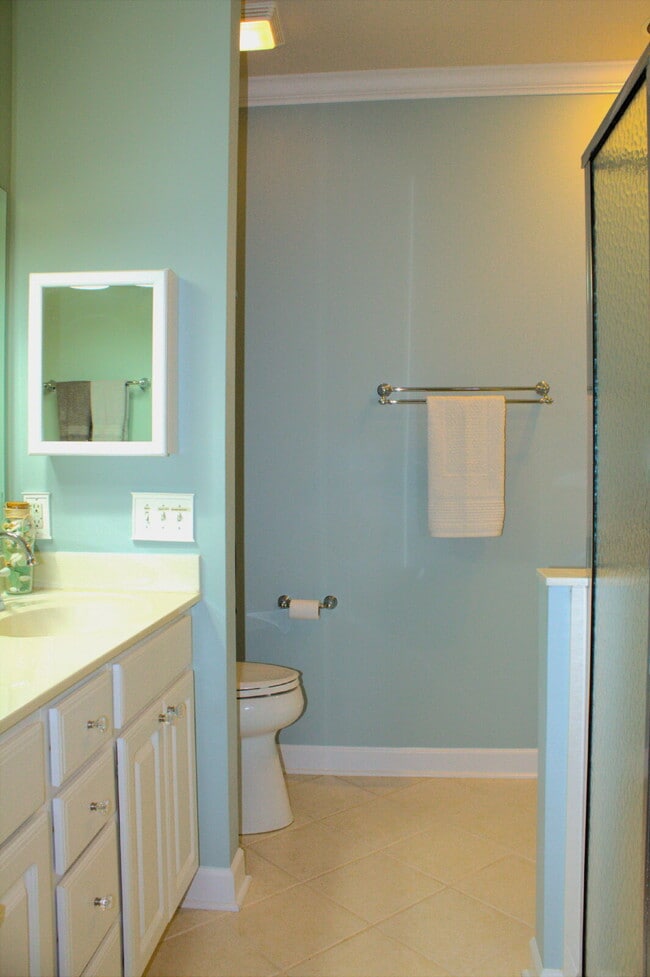 Building Photo - "Luxurious 3-Bed Condo in Hendersonville: Spacious 2023 Sq Ft within a 55+ community.”