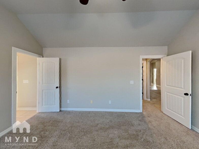 Building Photo - 3312 E Gillette St