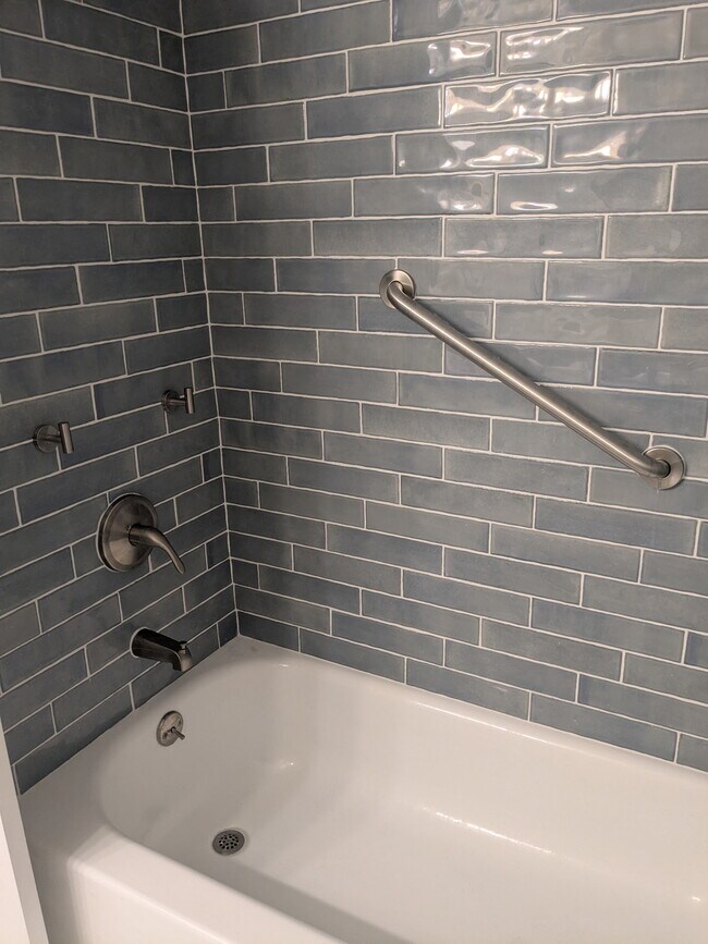 Building Photo - 4575 Cove Cir