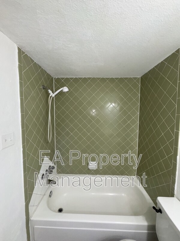 Building Photo - 1212 Chelwood Park Blvd NE