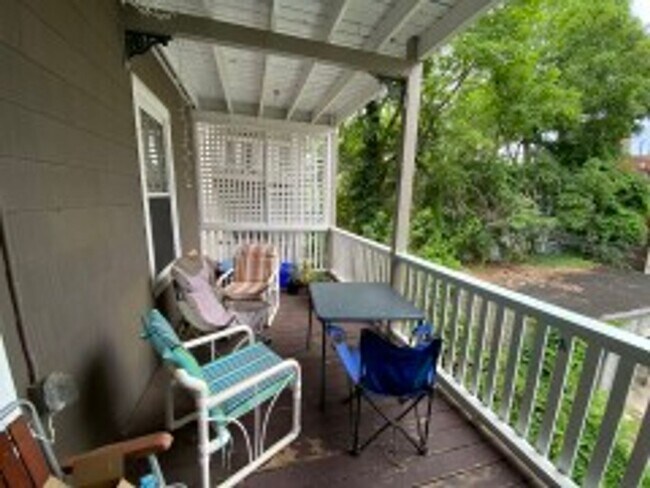 Building Photo - NEU 4 BR Apartment (in unit laundry!)- NO FEE - 9/1