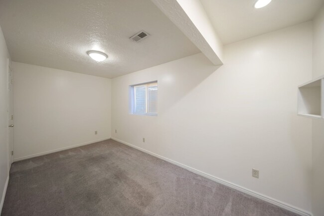 Building Photo - Spacious & Pet-Friendly 4-Bed Home with Mo...