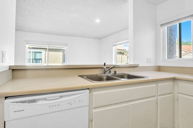 Building Photo - Beautiful one bedroom/one bath in the Verano community at UTC! Close to so much!