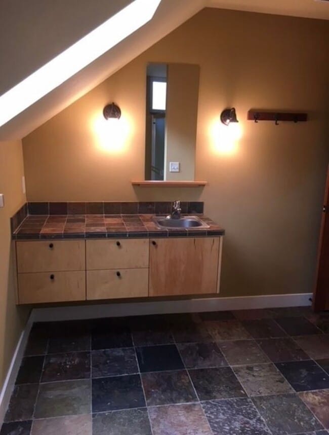 Building Photo - 4 BD/3.5 Bath home available 05/10/2026 in the South Hills