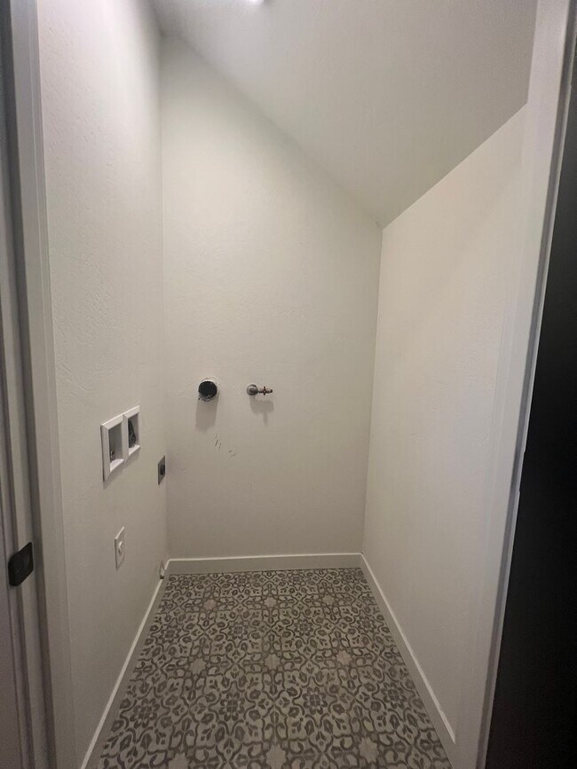 Building Photo - Contemporary 3/2.5 Talent home in Central Location | Available Now