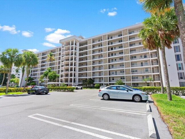 Building Photo - 3150 N Palm Aire Dr