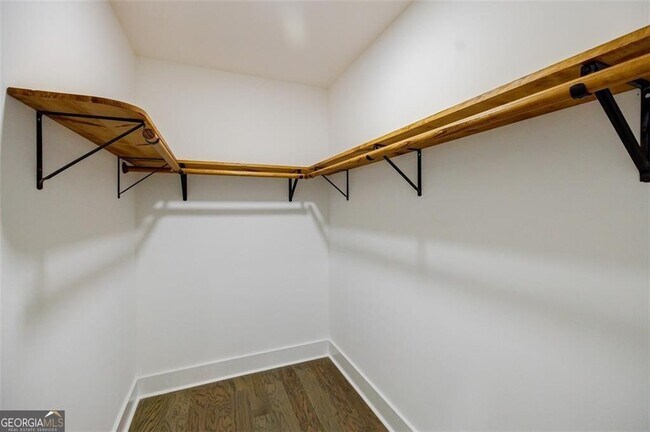 Building Photo - 2749 Memorial Dr SE