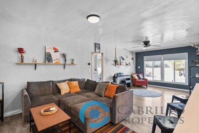 Building Photo - 1703 Midvale Dr