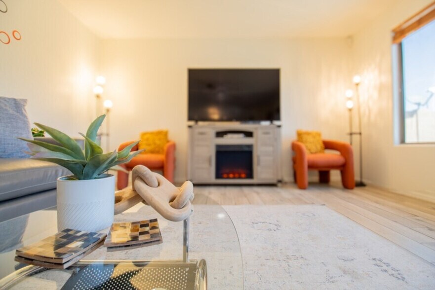 Building Photo - 1550 N Desert Willow St