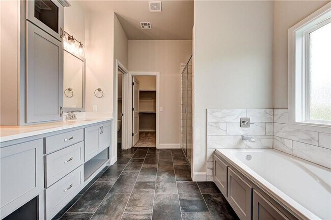 Building Photo - **Stunning 4 Bed, 4 Bath in Edmond Schools