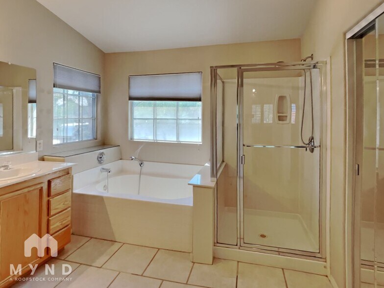 Building Photo - 2728 La Porte Ct