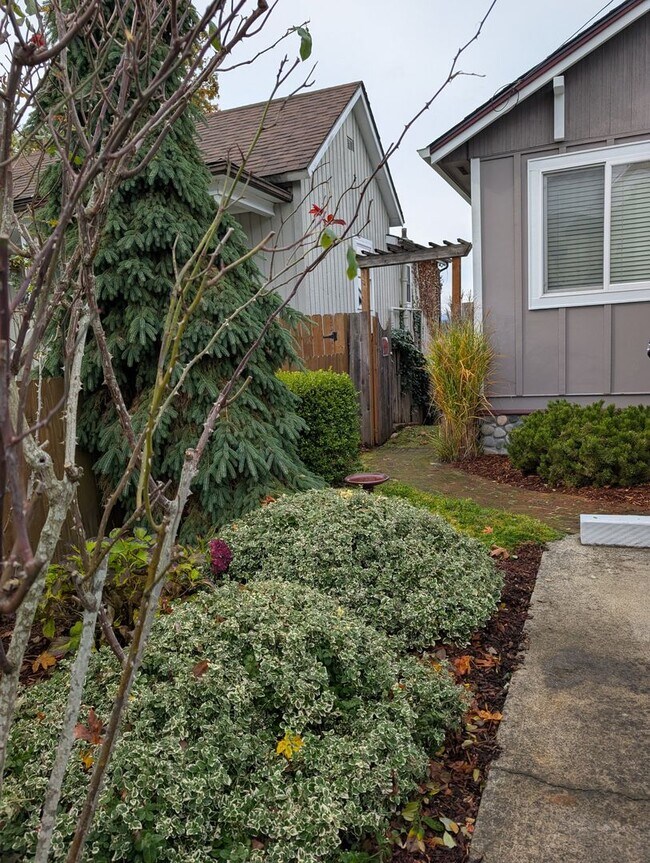 Building Photo - Easy Commute with Stunning Views!