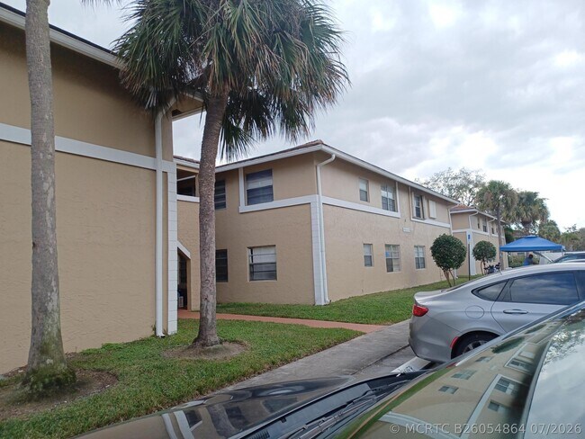 Building Photo - 10036 Twin Lakes Dr