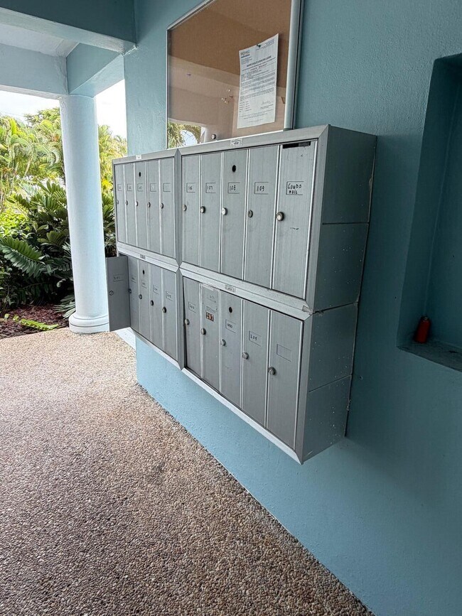 Building Photo - 1100 Pine Dr