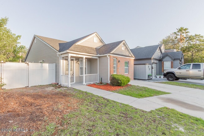 Building Photo - 563 Staffordshire Dr E