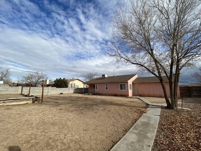 Building Photo - CUTE and COZY - MUST SEE HOME