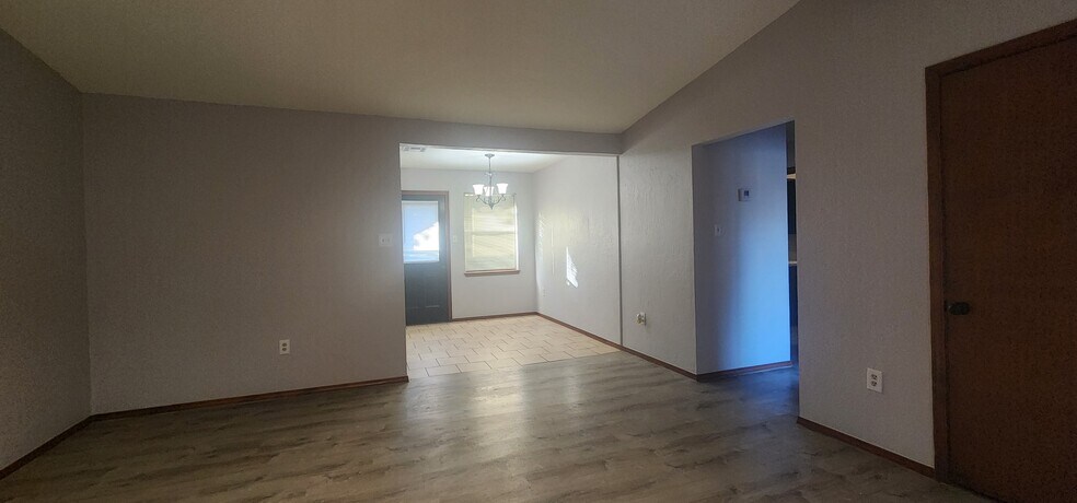 Building Photo - 907 NE Tortoise Dr