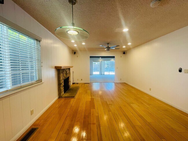 Building Photo - 1150 Stafford Dr