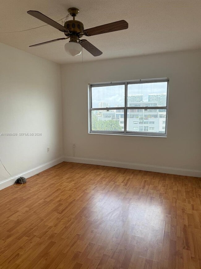 Building Photo - 400 Kings Point Dr