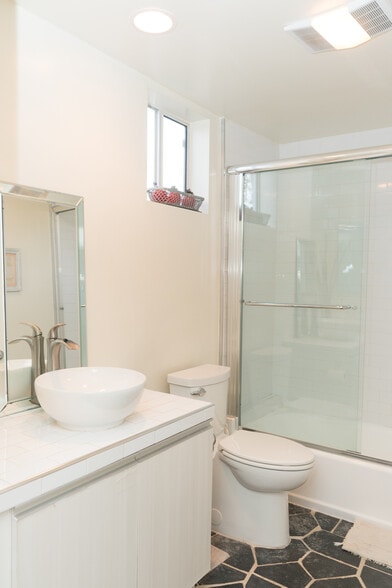 Downstairs Full Bath - 1511 16th St