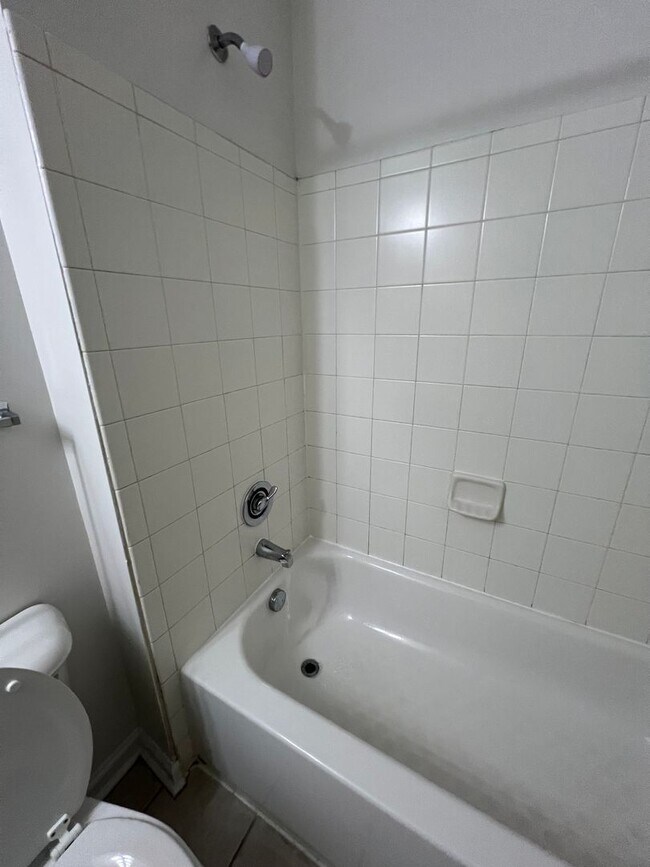 Building Photo - 16-1611 Summers