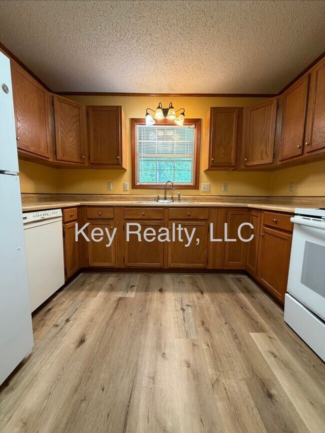 Building Photo - 108 Lake Dr