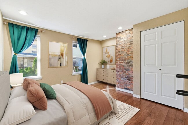 Building Photo - Charming 3 Bedroom/4 Bathroom Detached Home Located In The South Side Flats.  Available Immediately.