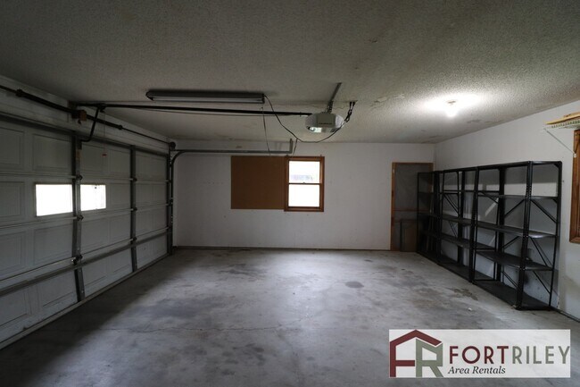 Building Photo - Family Home for rent!