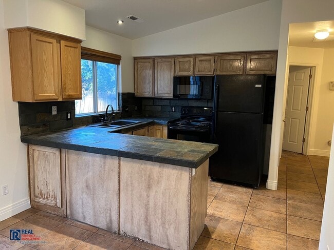 Building Photo - Single Family Home near Pine View