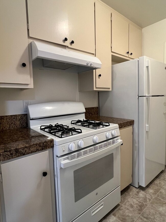 Building Photo - UPSTAIRS 2 BED UNIT IN ROSEVILLE!!