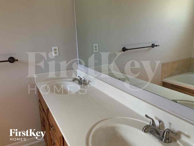 Building Photo - 1409 NE 101st Terrace