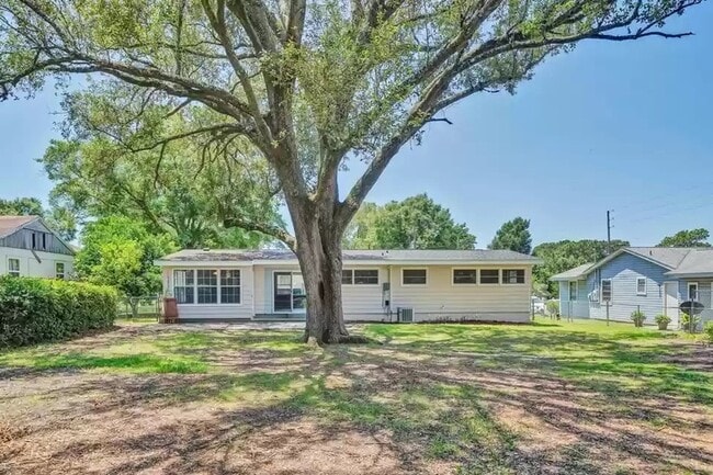 Building Photo - 360 Chicago Ave