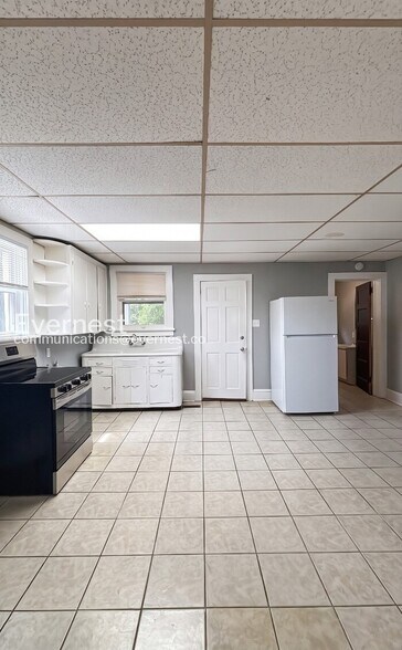 Building Photo - 901 E Nine Mile Rd