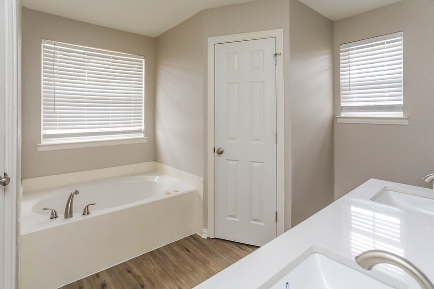 Building Photo - 211 Brookhaven Cir