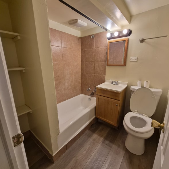 Building Photo - 7541 S Langley Ave