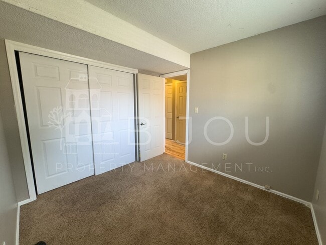 Building Photo - Conveniently Located Tri-Level