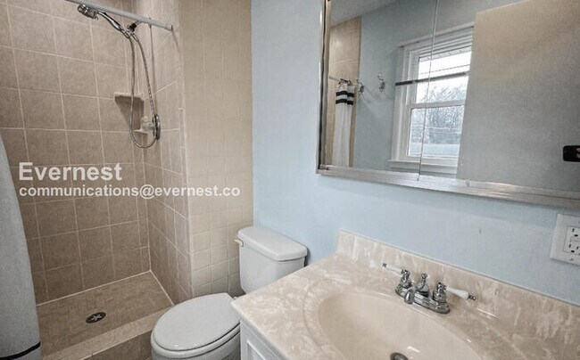 Building Photo - 3 Bed/3 Bath Home with Fenced Yard and Garage / Available Now!