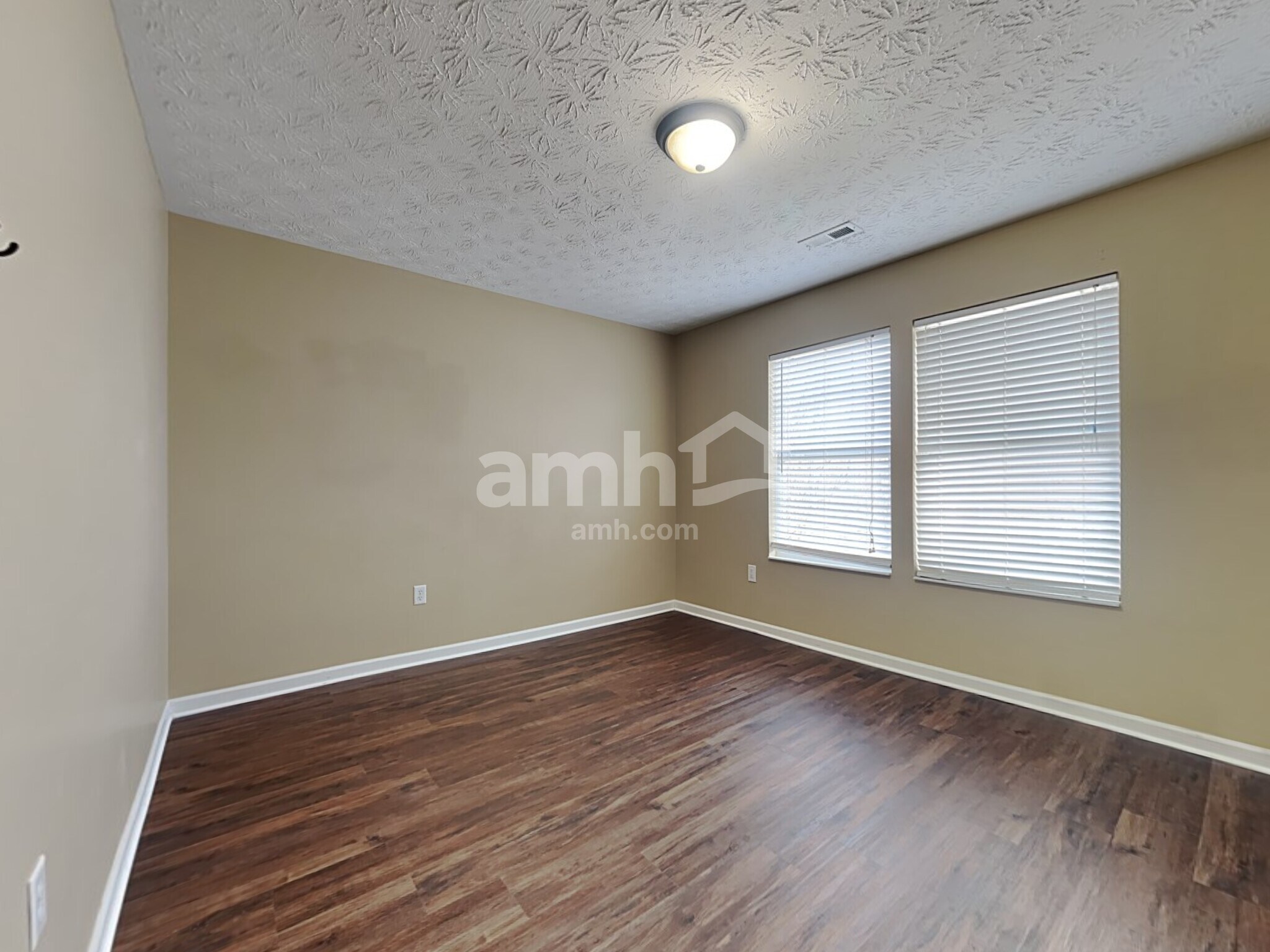 Building Photo - 5263 Summerset Dr