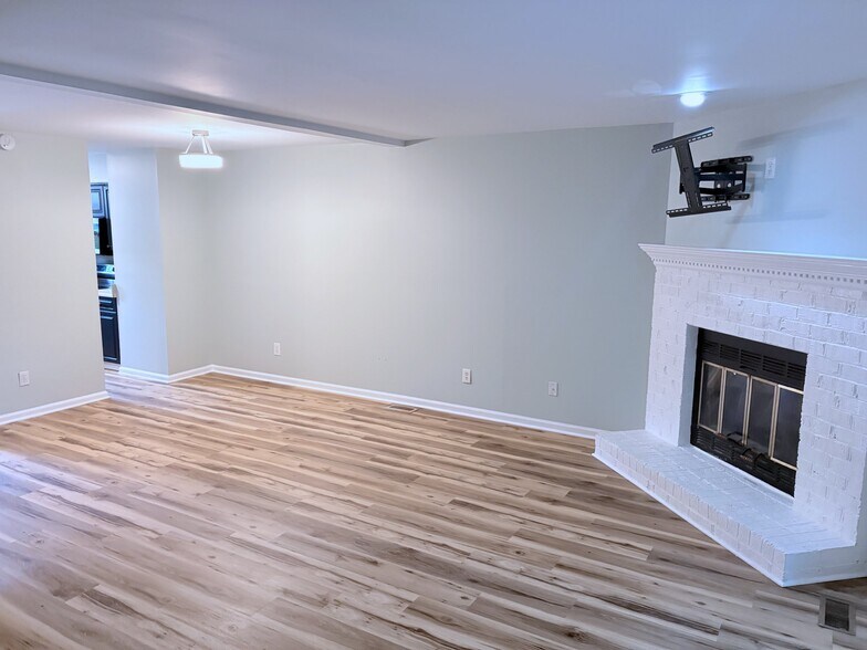 Building Photo - 6813 Glendower Rd