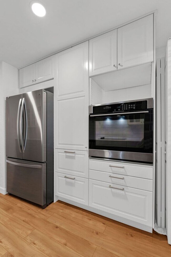 Building Photo - Spacious Poolside Condo!