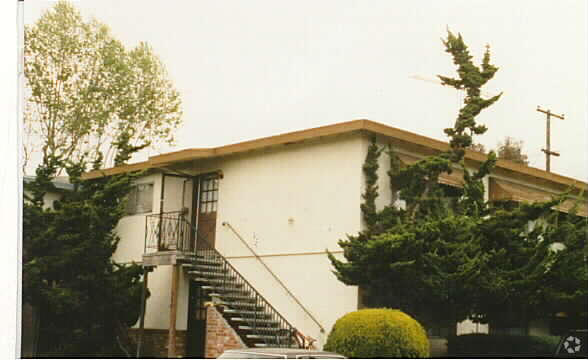 Building Photo - 980 College Dr