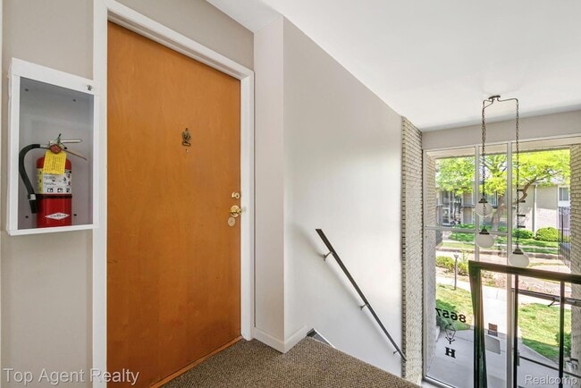 Building Photo - 8657 Kennedy Cir N