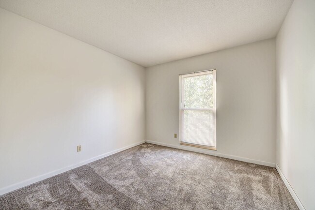 Building Photo - Live the Lake Lifestyle! 3-bedroom, 1.5-ba...