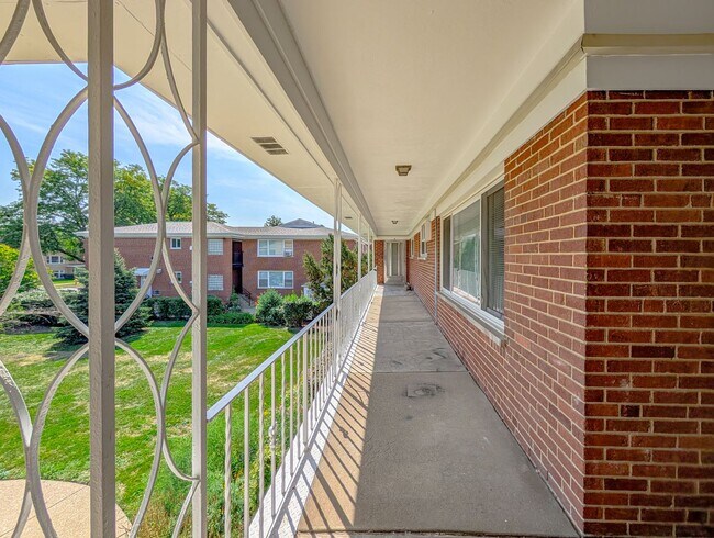 Building Photo - 724 N Western Ave