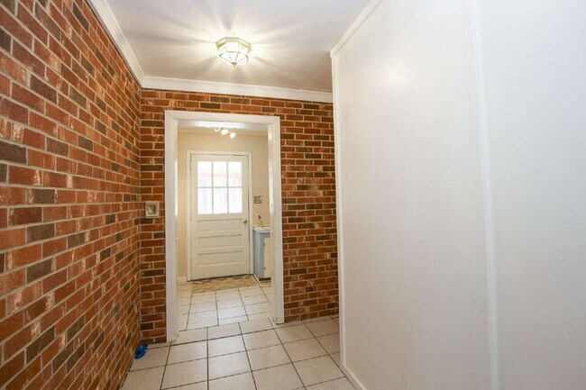 Building Photo - Retro Ranch only minutes from downtown Sou...