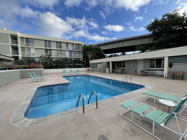 Building Photo - 2 Bed, 1 Bath, 2 Parking in Moiliili, Swim...