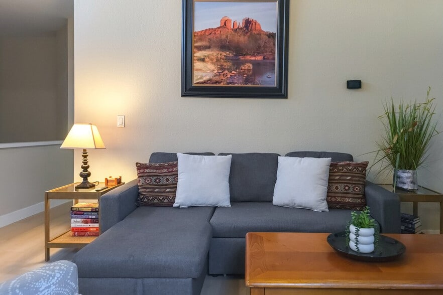 Building Photo - 1001 N Pasadena